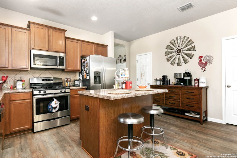 Photo 7 of 18 - 182 Finch Knl, San Antonio, TX 78253