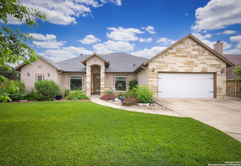 Photo 2 of 49 - 834 Lodge Creek Dr, New Braunfels, TX 78132
