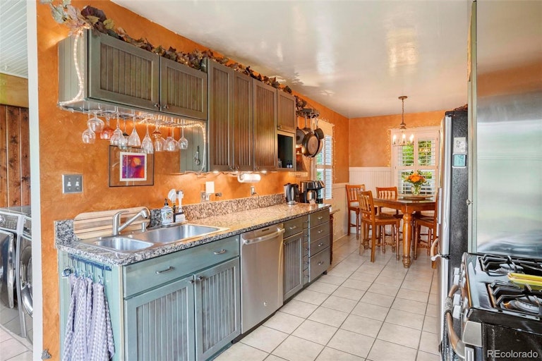 Photo 4 of 36 - 5677 S Louthan St, Littleton, CO 80120
