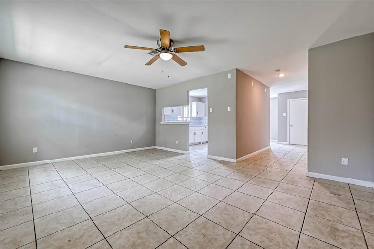 Photo 12 of 32 - 8638 Valley Flag Dr, Houston, TX 77078