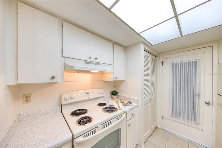 Photo 11 of 39 - 1614 Berwick Ct Unit C, Palm Harbor, FL 34684