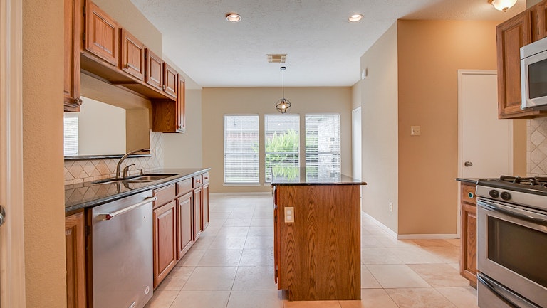 Photo 2 of 35 - 14426 Little Willow Walk, Houston, TX 77062