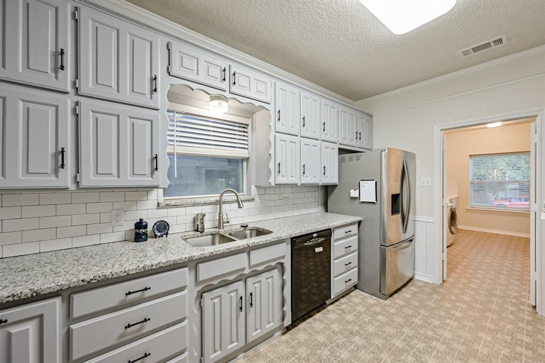 Photo 11 of 40 - 5607 Oak Branch Dr, Arlington, TX 76016