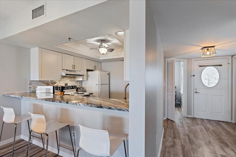 Photo 5 of 44 - 1360 Siesta Bayside Dr #1360-D, Sarasota, FL 34242