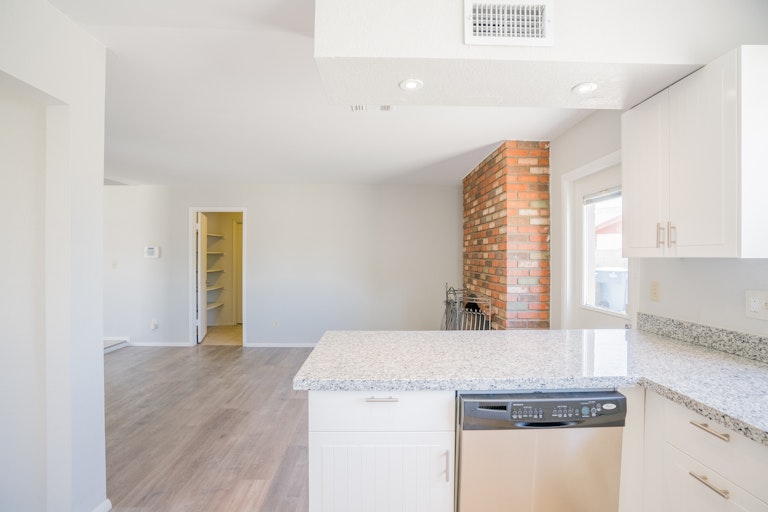 Photo 7 of 21 - 4034 W Windrose Dr, Phoenix, AZ 85029