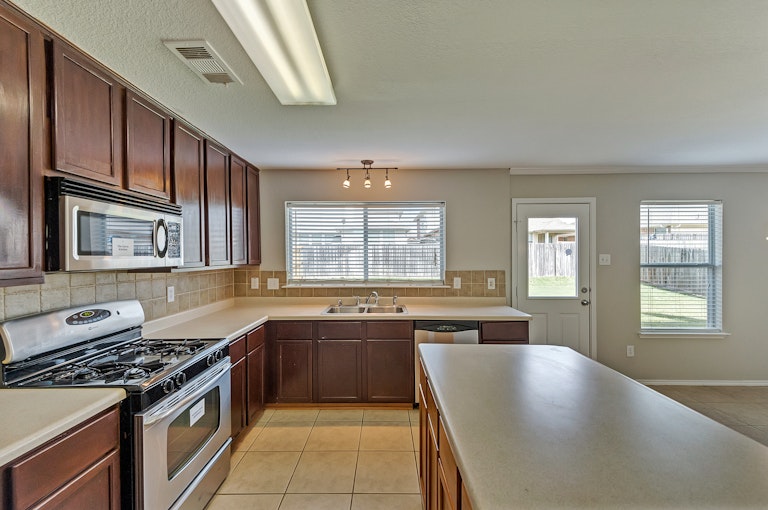 Photo 4 of 30 - 9125 Liberty Crossing Dr, Fort Worth, TX 76131
