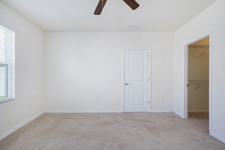 Photo 10 of 17 - 32641 Abby Lax Ln, Wesley Chapel, FL 33543