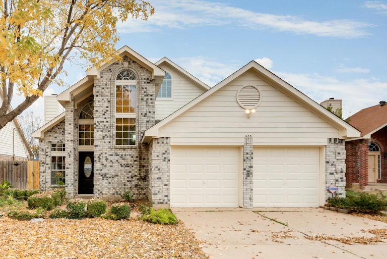 Photo 1 of 23 - 1105 Cherrytree Dr, Arlington, TX 76001