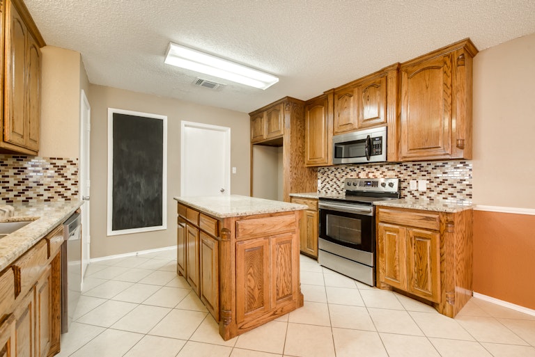 Photo 10 of 25 - 10612 Towerwood Dr, Fort Worth, TX 76140