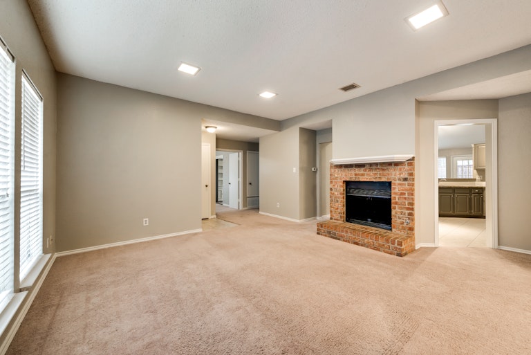 Photo 10 of 23 - 2009 Lansdown Dr, Carrollton, TX 75010
