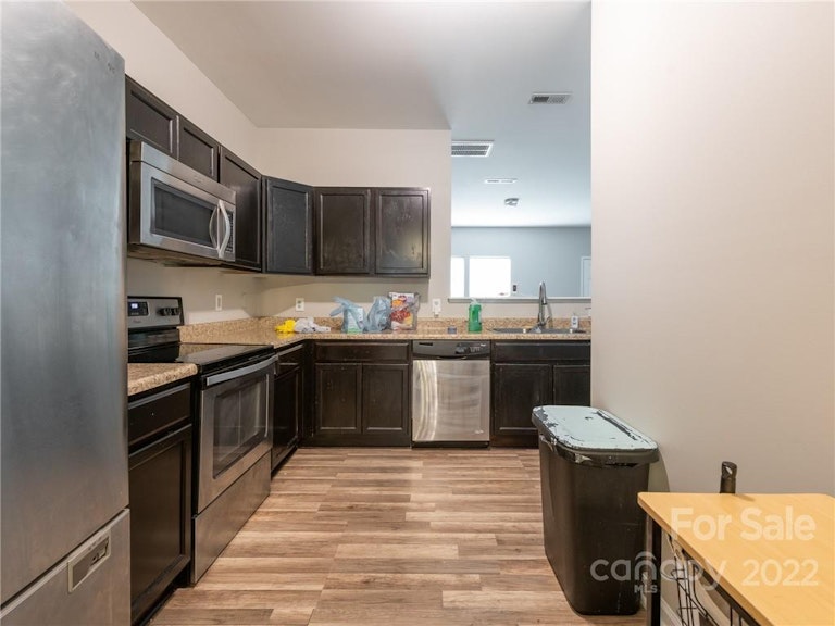 Photo 18 of 35 - 926 Corvus Ct, Charlotte, NC 28216