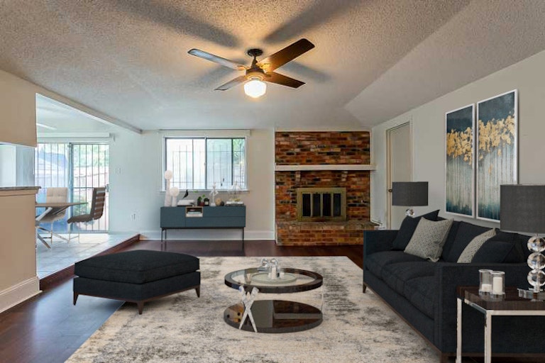 Photo 2 of 23 - 607 Dogwood Cir, Euless, TX 76039