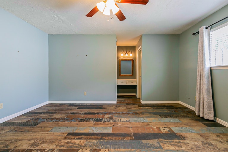 Photo 16 of 21 - 1801 Crooked Creek Ln, Pearland, TX 77581
