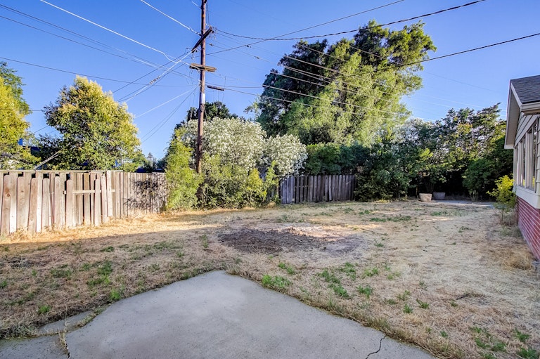 Photo 21 of 23 - 541 W D St S, Dixon, CA 95620
