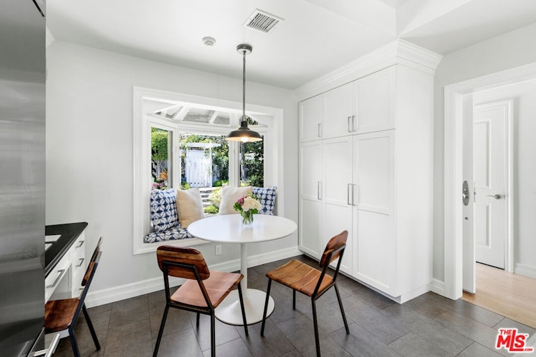Photo 18 of 54 - 16656 Linda Ter, Pacific Palisades, CA 90272