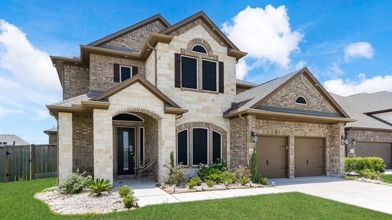 Photo 4 of 39 - 6707 Eastchester Dr, Katy, TX 77493