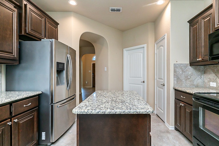 Photo 10 of 23 - 11320 Gold Canyon Dr, Haslet, TX 76052