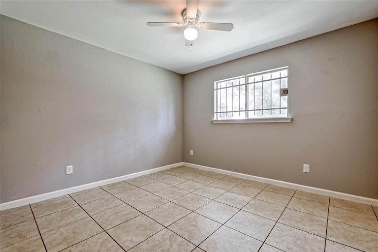 Photo 20 of 32 - 8638 Valley Flag Dr, Houston, TX 77078