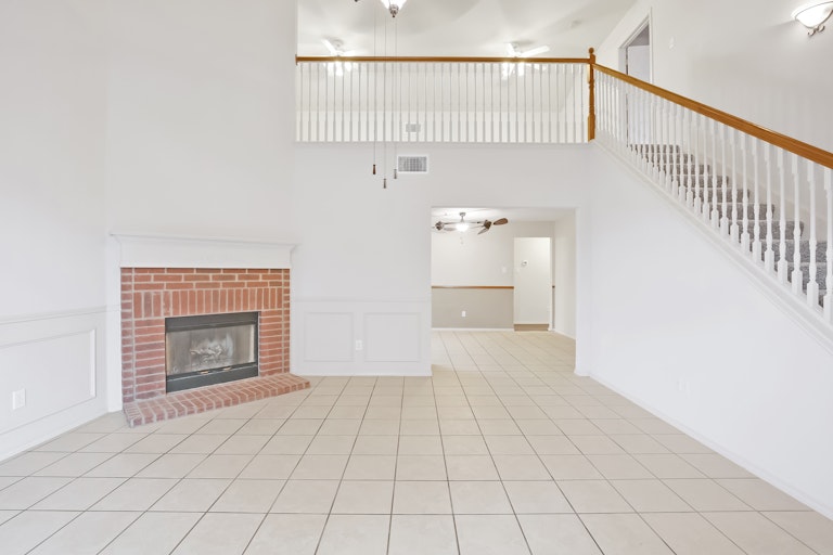 Photo 3 of 26 - 2713 Brea Canyon Rd, Fort Worth, TX 76108