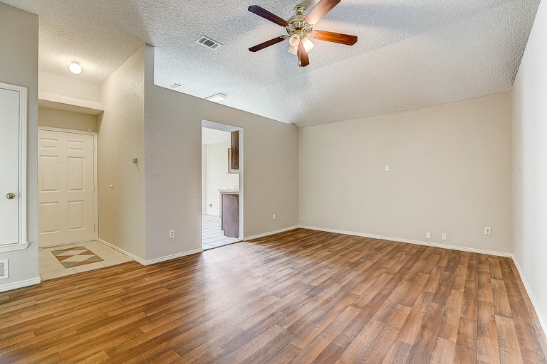 Photo 6 of 36 - 10503 Leroy Ct, Dallas, TX 75217