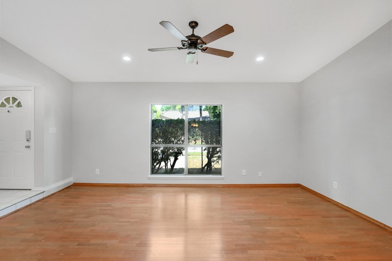 Photo 20 of 25 - 2324 Chinaberry Dr, Bedford, TX 76021