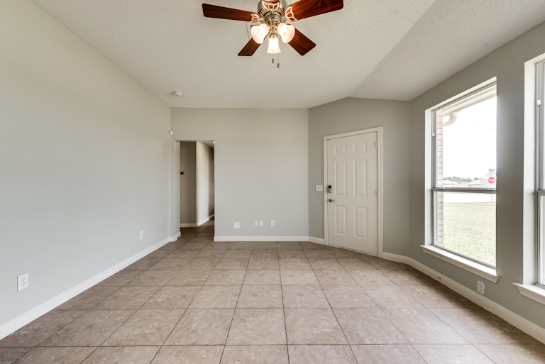 Photo 7 of 32 - 203 Piccadilly Cir, Wylie, TX 75098