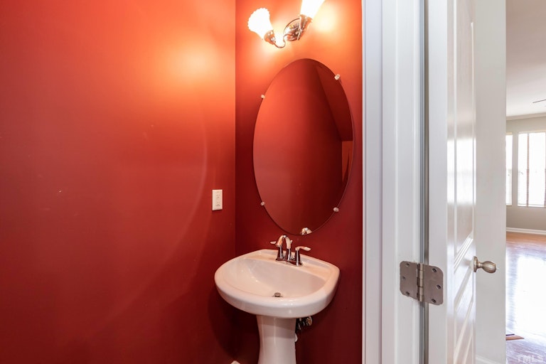 Photo 11 of 21 - 895 Cupola Dr, Raleigh, NC 27603