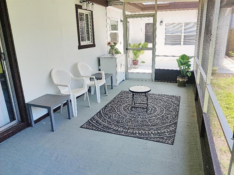 Photo 12 of 25 - 1360 Oxford Dr, Englewood, FL 34223