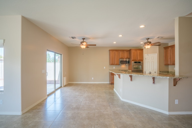 Photo 4 of 37 - 17808 W Ivy Ln, Surprise, AZ 85388