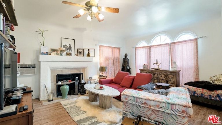 Photo 8 of 19 - 827 N McCadden Pl, Los Angeles, CA 90038