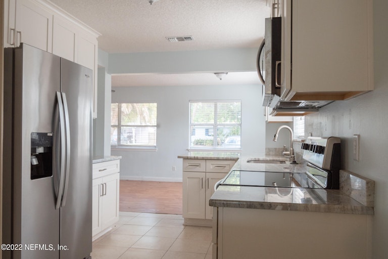 Photo 12 of 20 - 1225 15th Ave N, Jacksonville Beach, FL 32250