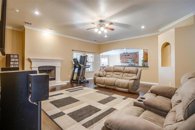 Photo 19 of 40 - 783 Peach Ln, Burleson, TX 76028