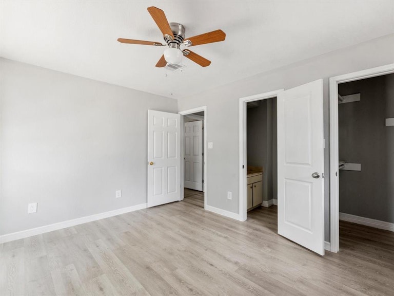 Photo 14 of 22 - 5310 Castlecreek Ln, Houston, TX 77053