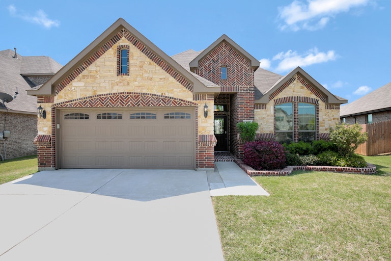 Photo 1 of 26 - 729 Seabourne Dr, Fort Worth, TX 76179