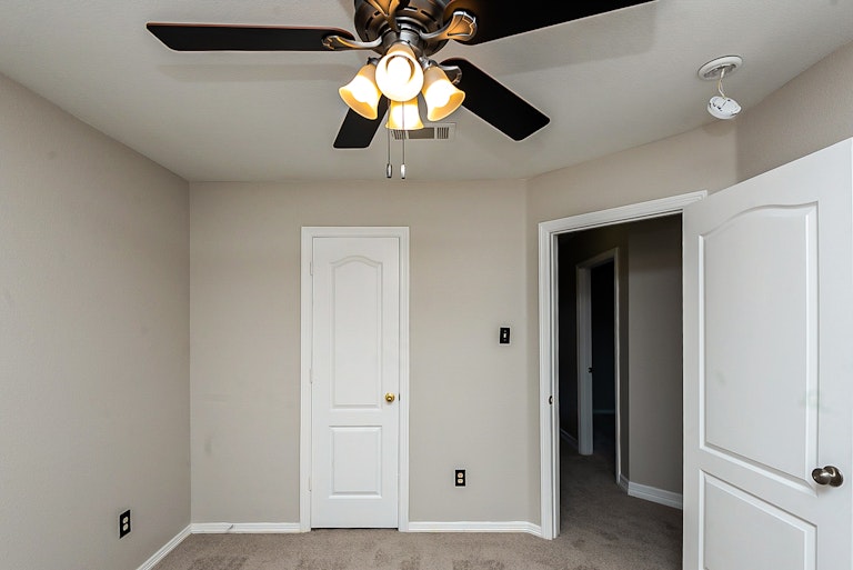 Photo 17 of 20 - 317 Oxford St, Burleson, TX 76028
