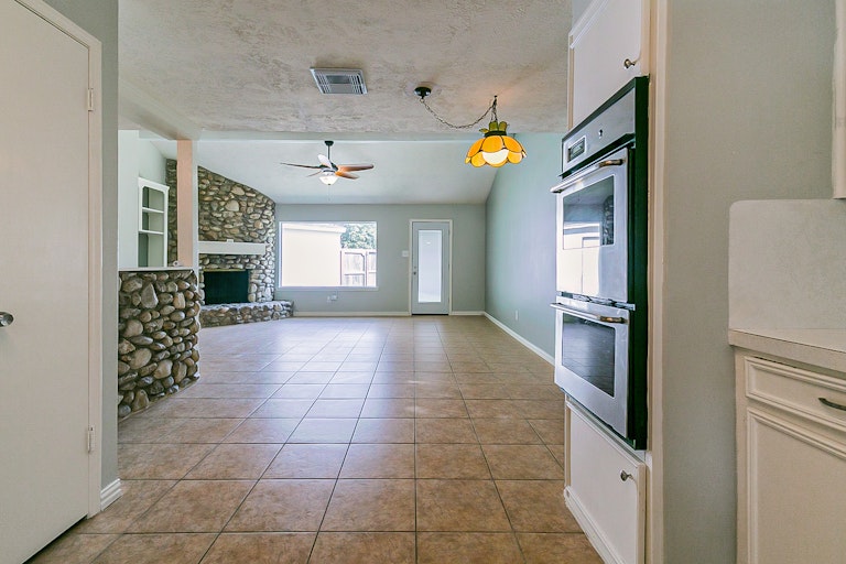 Photo 10 of 21 - 1801 Crooked Creek Ln, Pearland, TX 77581