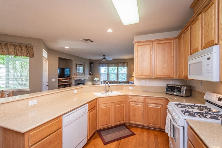 Photo 14 of 42 - 955 Marvin Gardens Way #28, Rocklin, CA 95765