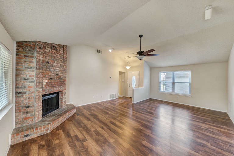 Photo 12 of 26 - 10228 Powder Horn Rd, Fort Worth, TX 76108