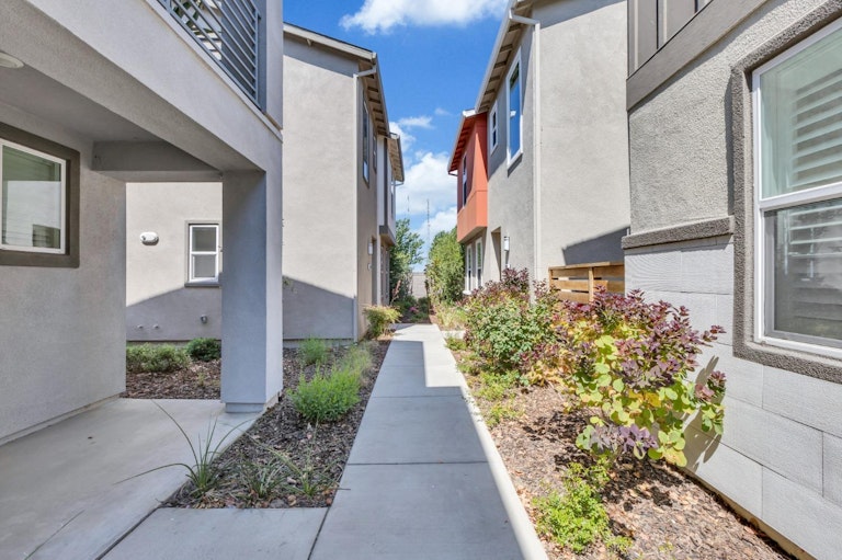 Photo 42 of 52 - 4334 Ocean Ln, Elk Grove, CA 95757
