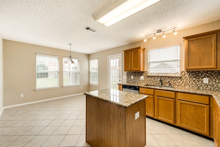 Photo 8 of 25 - 8312 Rocky Ct, Fort Worth, TX 76123