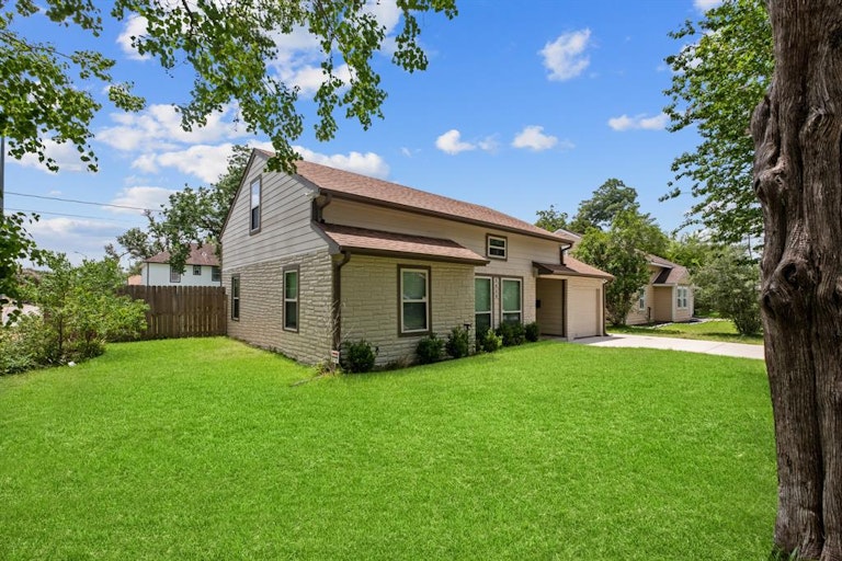 Photo 3 of 21 - 3838 Alsace St, Houston, TX 77021