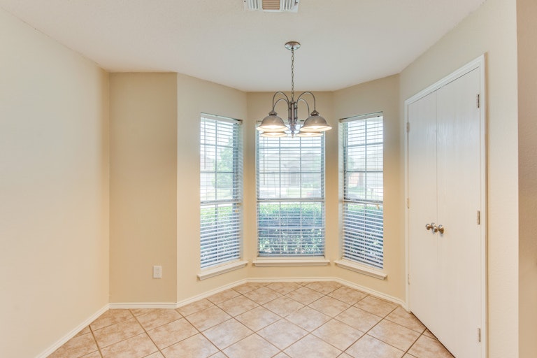 Photo 3 of 28 - 5717 Magnum Dr, Arlington, TX 76018