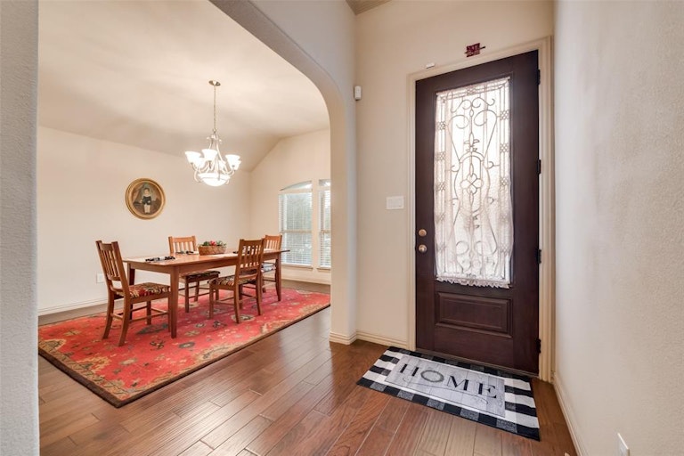 Photo 4 of 38 - 2222 Fallbrooke Dr, Grand Prairie, TX 75050