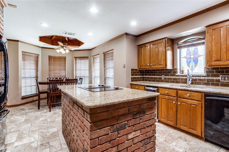 Photo 11 of 27 - 3825 Edgewater Dr, Bedford, TX 76021