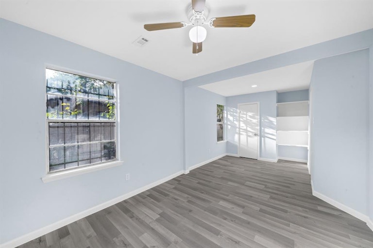 Photo 12 of 19 - 6302 Crane St, Houston, TX 77026