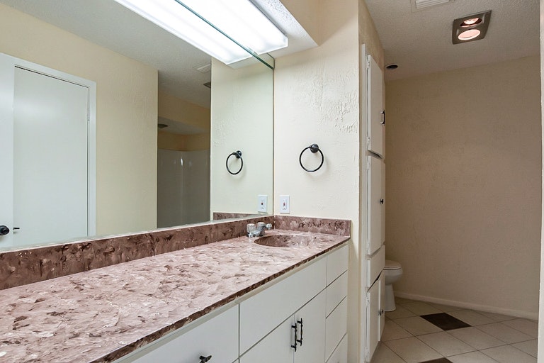 Photo 13 of 25 - 9326 Emberglow Ln, Dallas, TX 75243