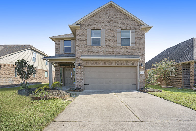Photo 1 of 17 - 1315 Lucas St, Pearland, TX 77581