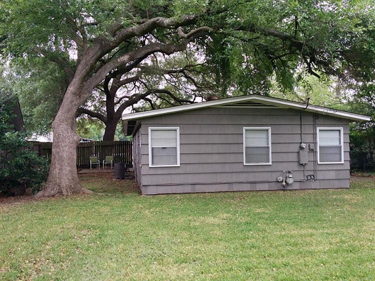 Photo 29 of 30 - 6326 Roos Rd, Houston, TX 77074