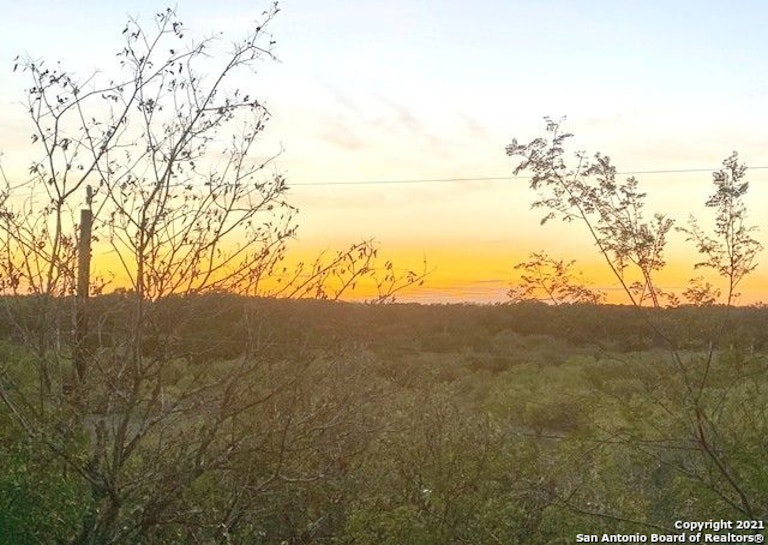 Photo 4 of 11 - 104 S Tower Dr, San Antonio, TX 78232