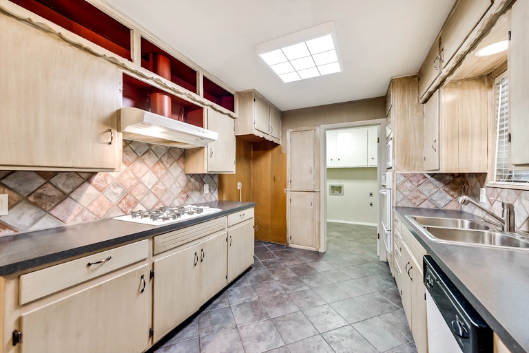 Photo 11 of 24 - 4009 Marys Creek Dr, Benbrook, TX 76116
